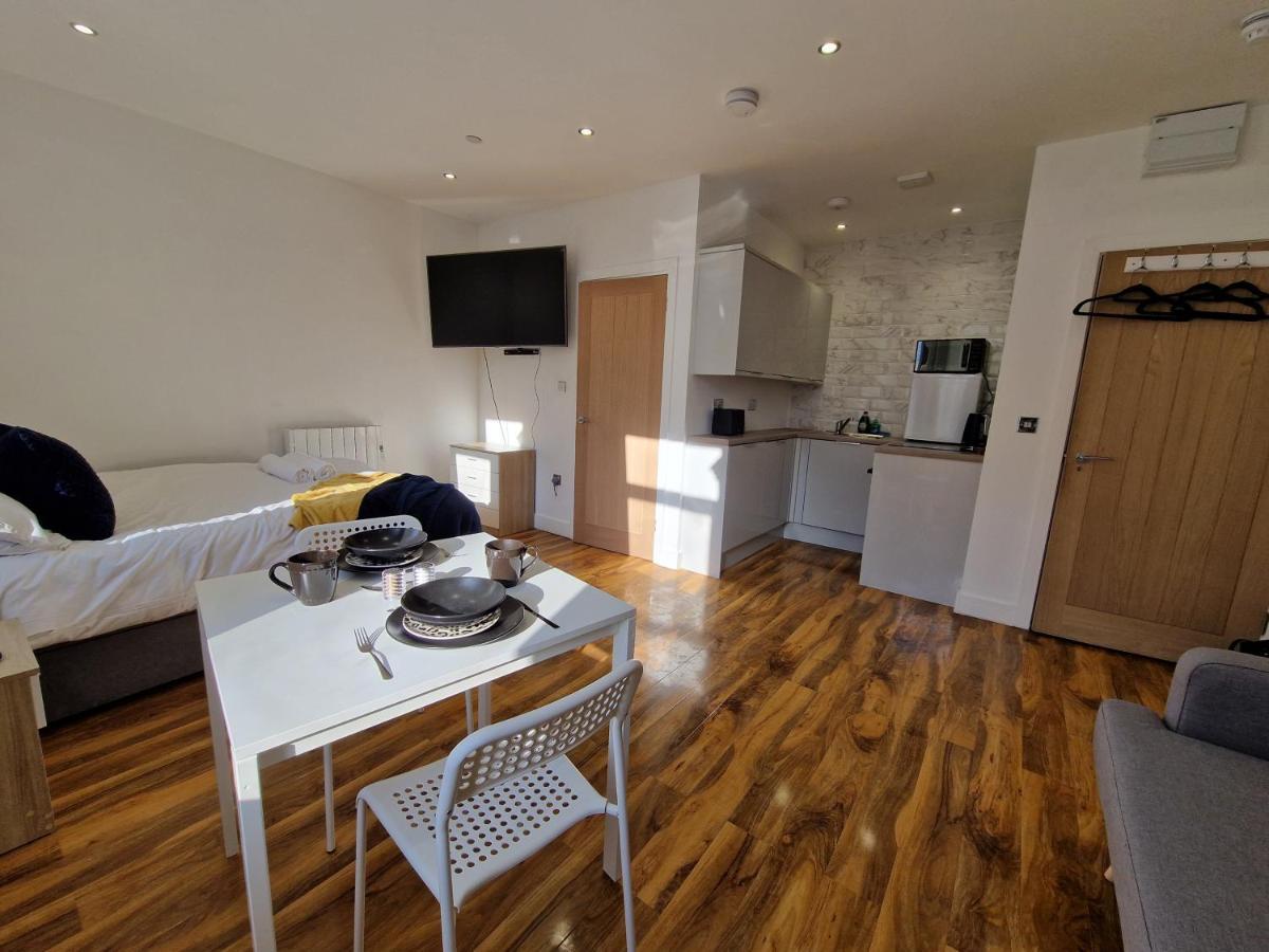 Flat 5. Modern Studio Apartment, Tynte Hotel, Mountain Ash Quakers Yard Экстерьер фото