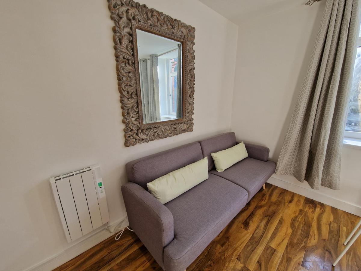 Flat 5. Modern Studio Apartment, Tynte Hotel, Mountain Ash Quakers Yard Экстерьер фото