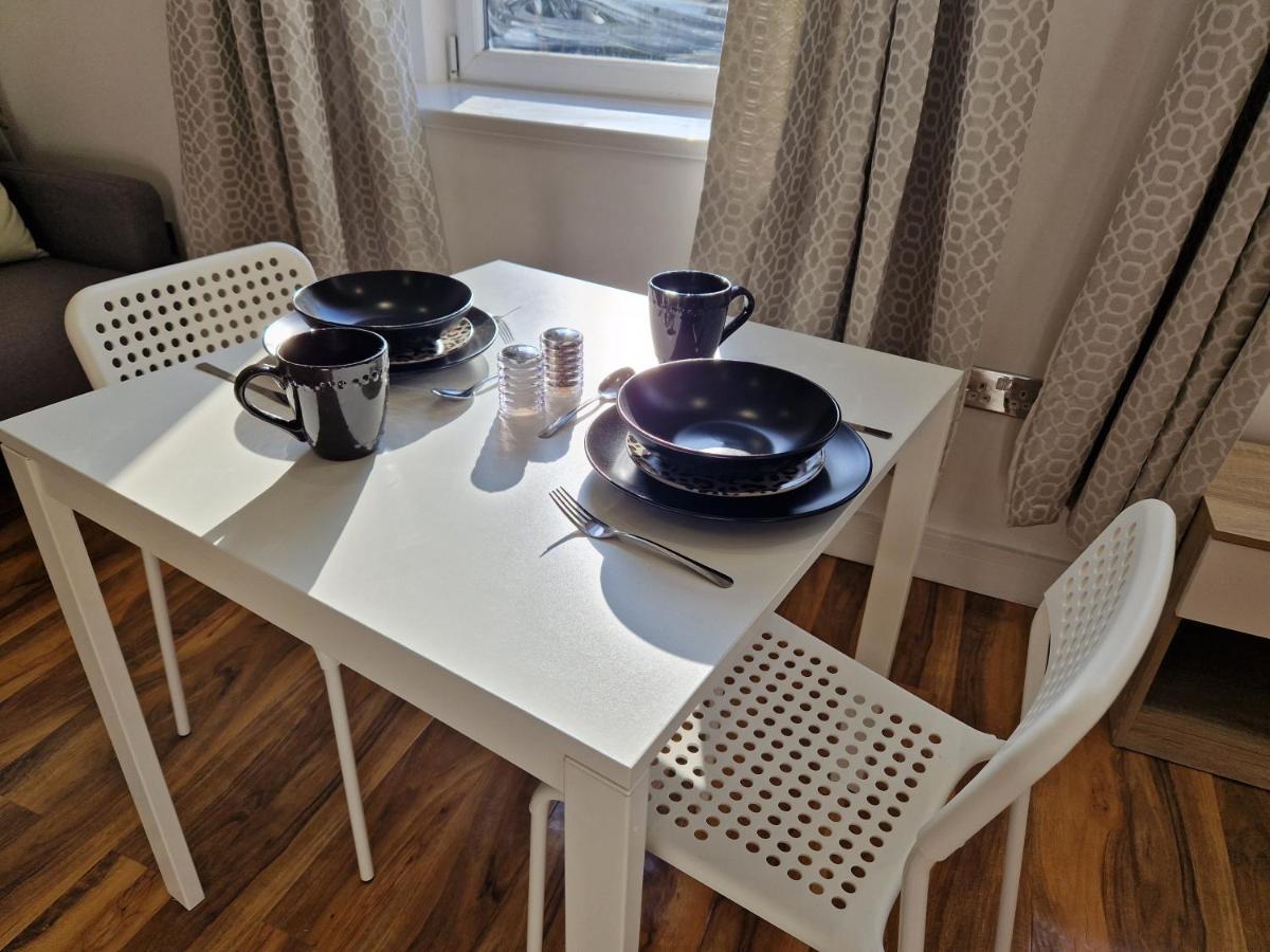 Flat 5. Modern Studio Apartment, Tynte Hotel, Mountain Ash Quakers Yard Экстерьер фото